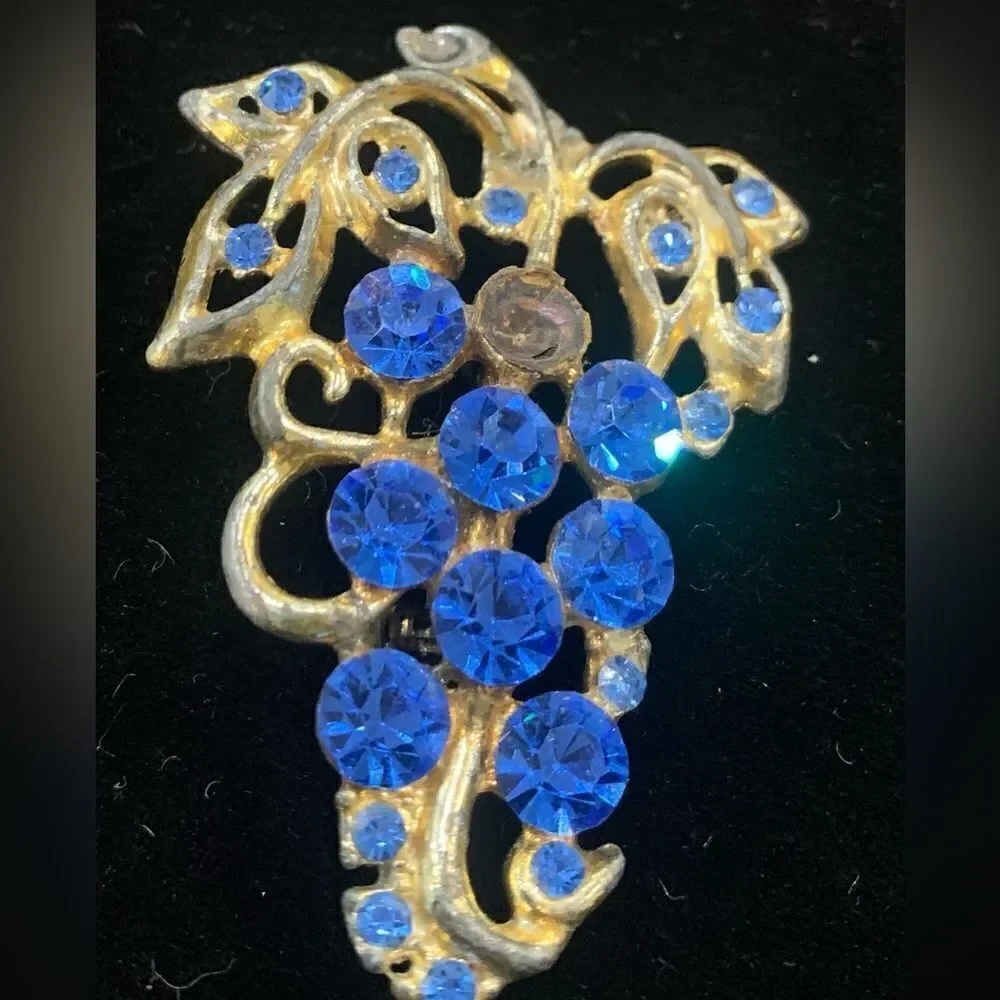 Vintage gold tone blue cluster of grapes brooch